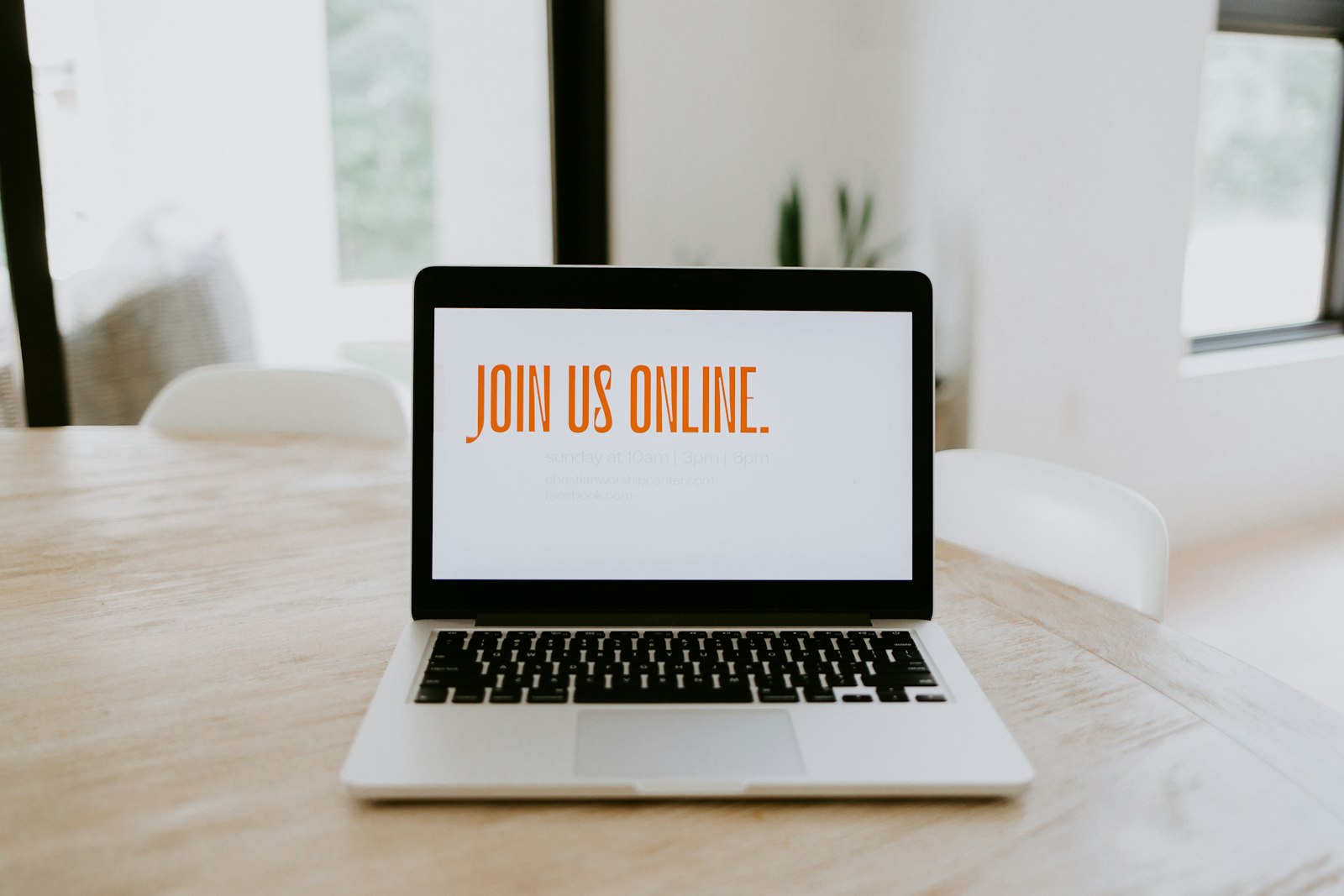 Bärbar dator på ett bord som visar texten Join us online