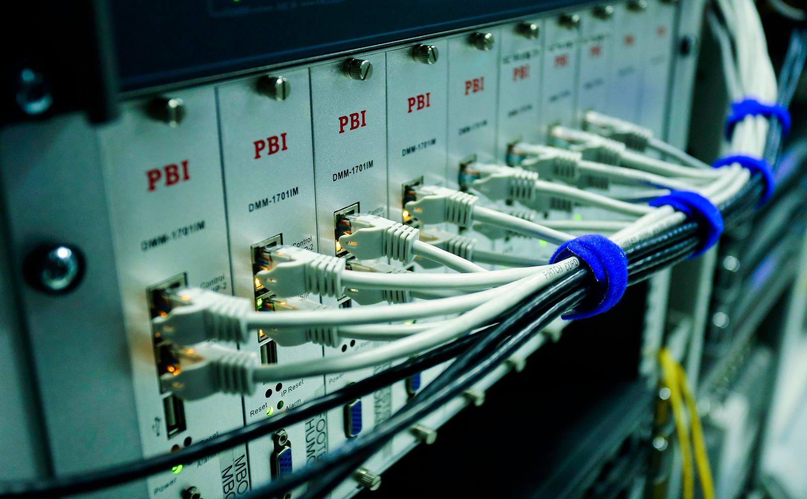 Nätverkskablar inkopplade i en switchpanel i en datorhall