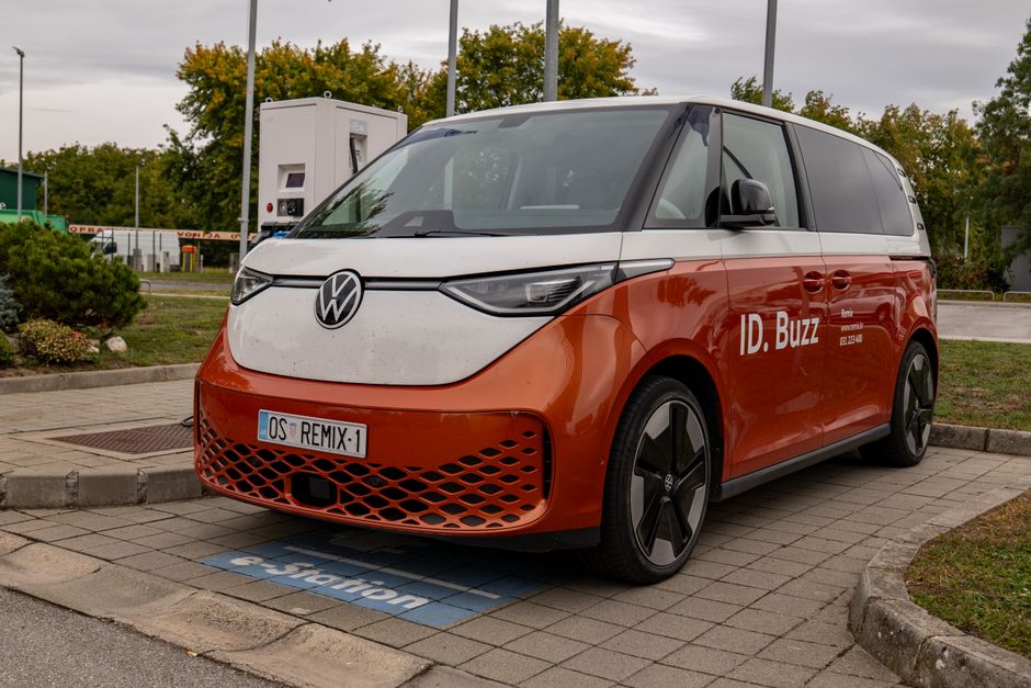 Volkswagen ID. Buzz, en eldriven skåpbil, ansluten till en publik laddstation