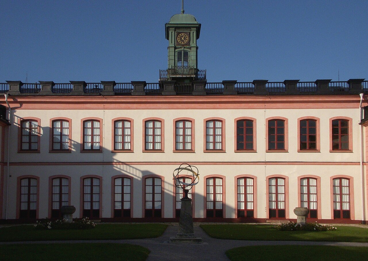 Tullgarns slotts borggård med klocktorn och armillarsfär