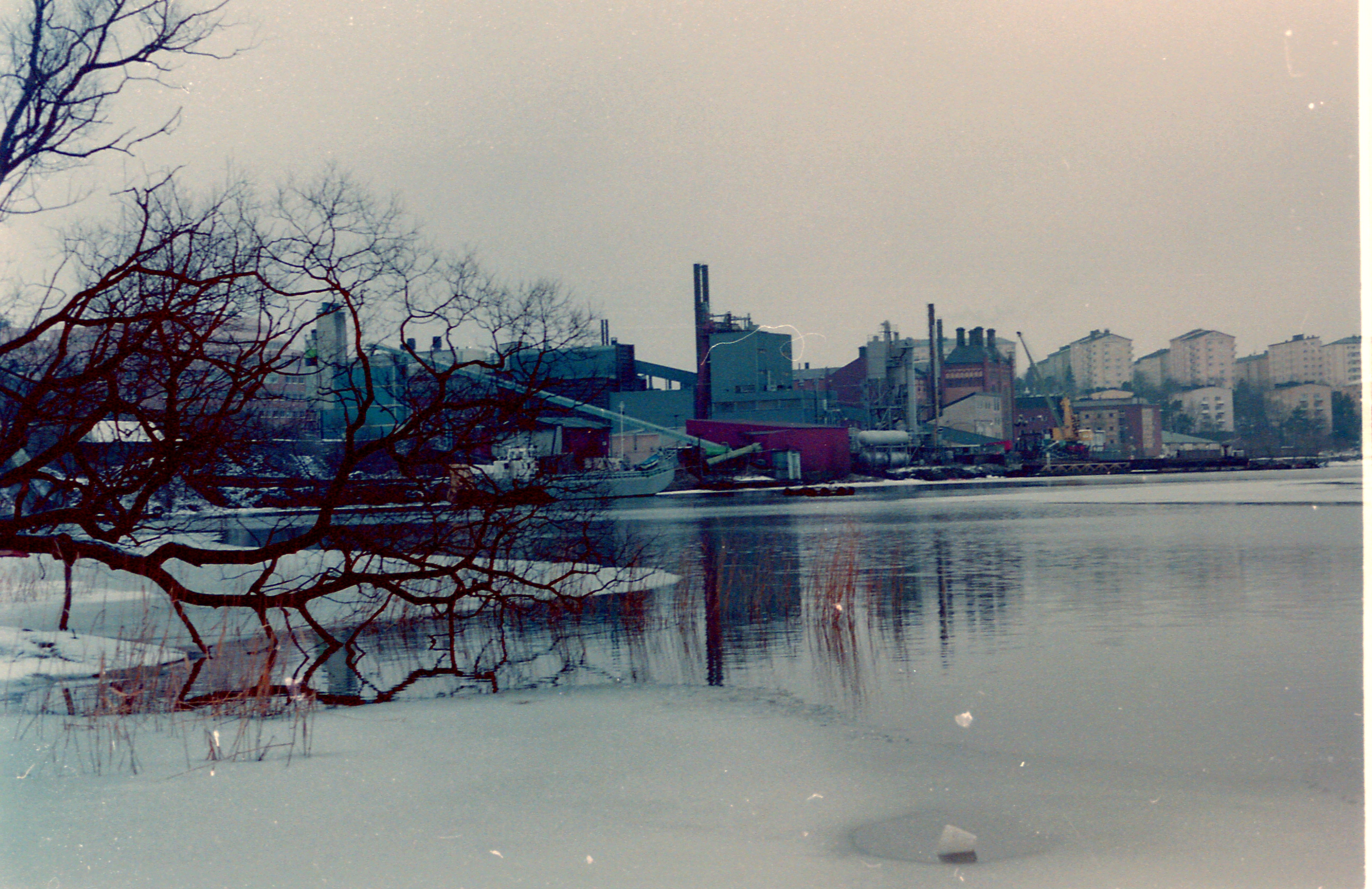 Industrierna vid Hornsbergs strand en vinterdag 1999, sedda över Ulvsundasjön