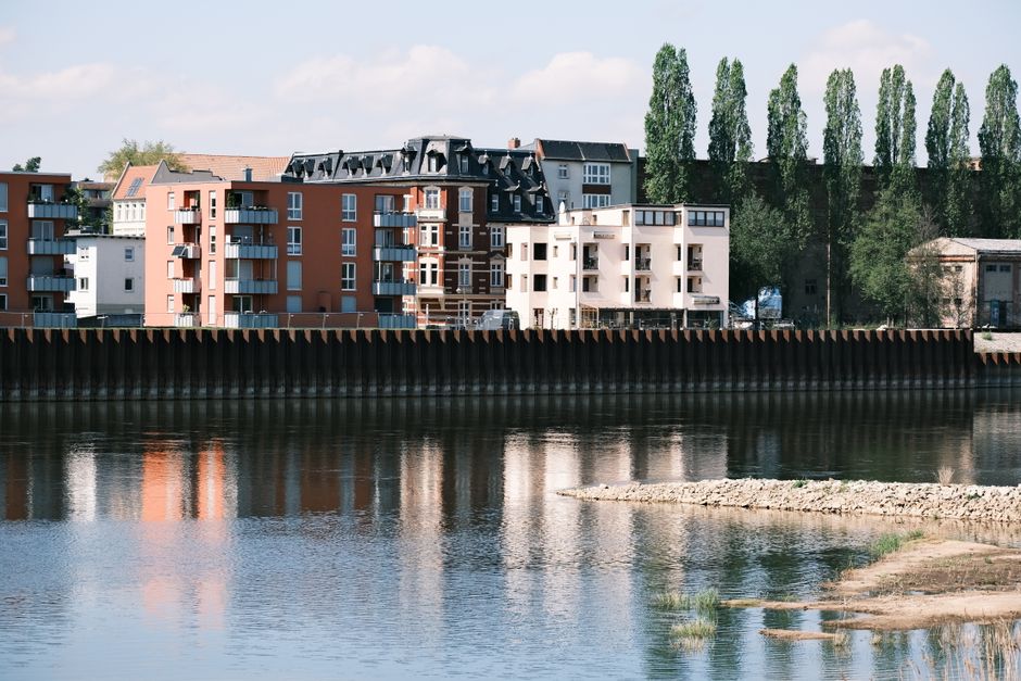 Modern bostadsbebyggelse vid vattnet