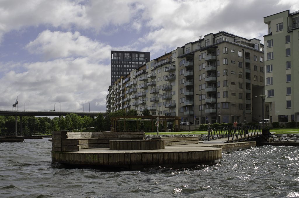 En av de långa bryggorna i Hornsbergs strandpark med utsikt över Ulvsundasjön.