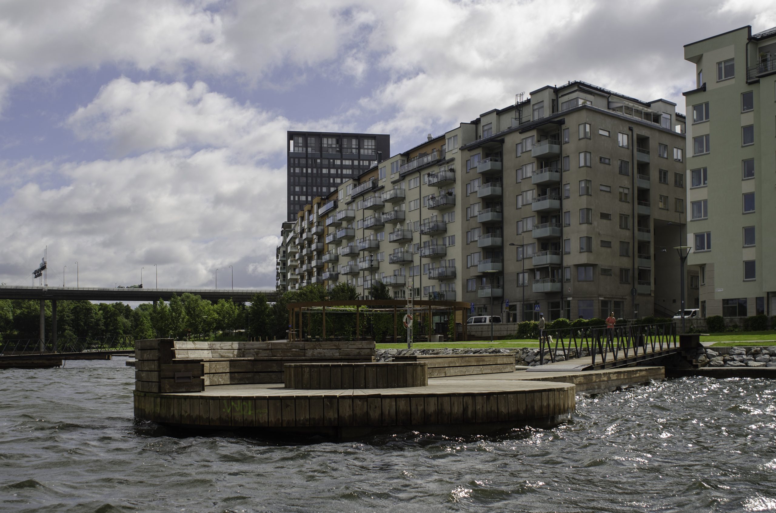 En av de långa bryggorna i Hornsbergs strandpark med utsikt över Ulvsundasjön.
