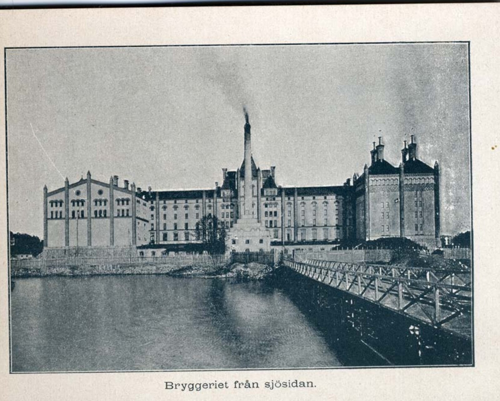 Stora Bryggeriets byggnad vid Ulvsundasjön med en lång träbrygga ut i vattnet, fotografi från 1895