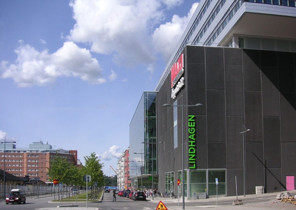 Lindhagensgatan med Lindhagens handelshus och kontorsvåningarna ovanpå, trädplantering i gatans mitt
