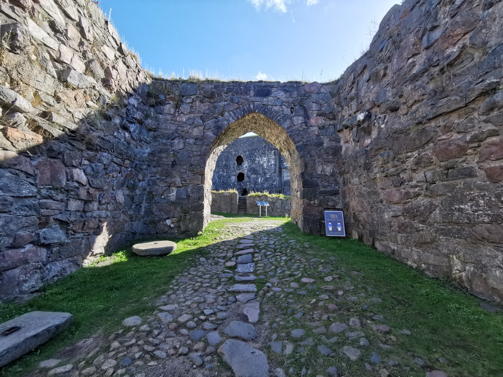 Valvgången i Bohus fästning i Kungälv med kullerstensgång och murar.