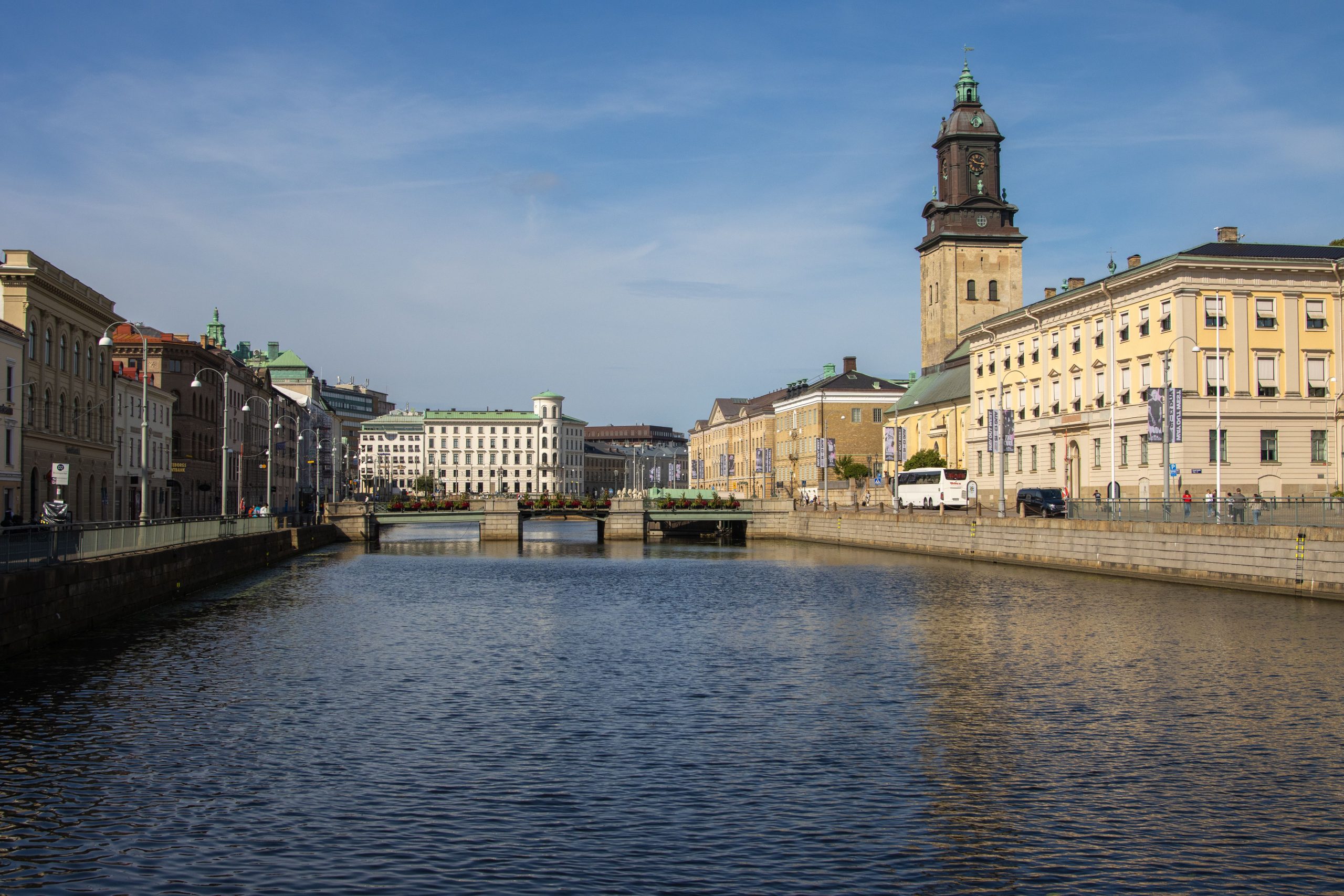 Stora Hamnkanalen i Göteborg med Christinae kyrkas torn i bakgrunden