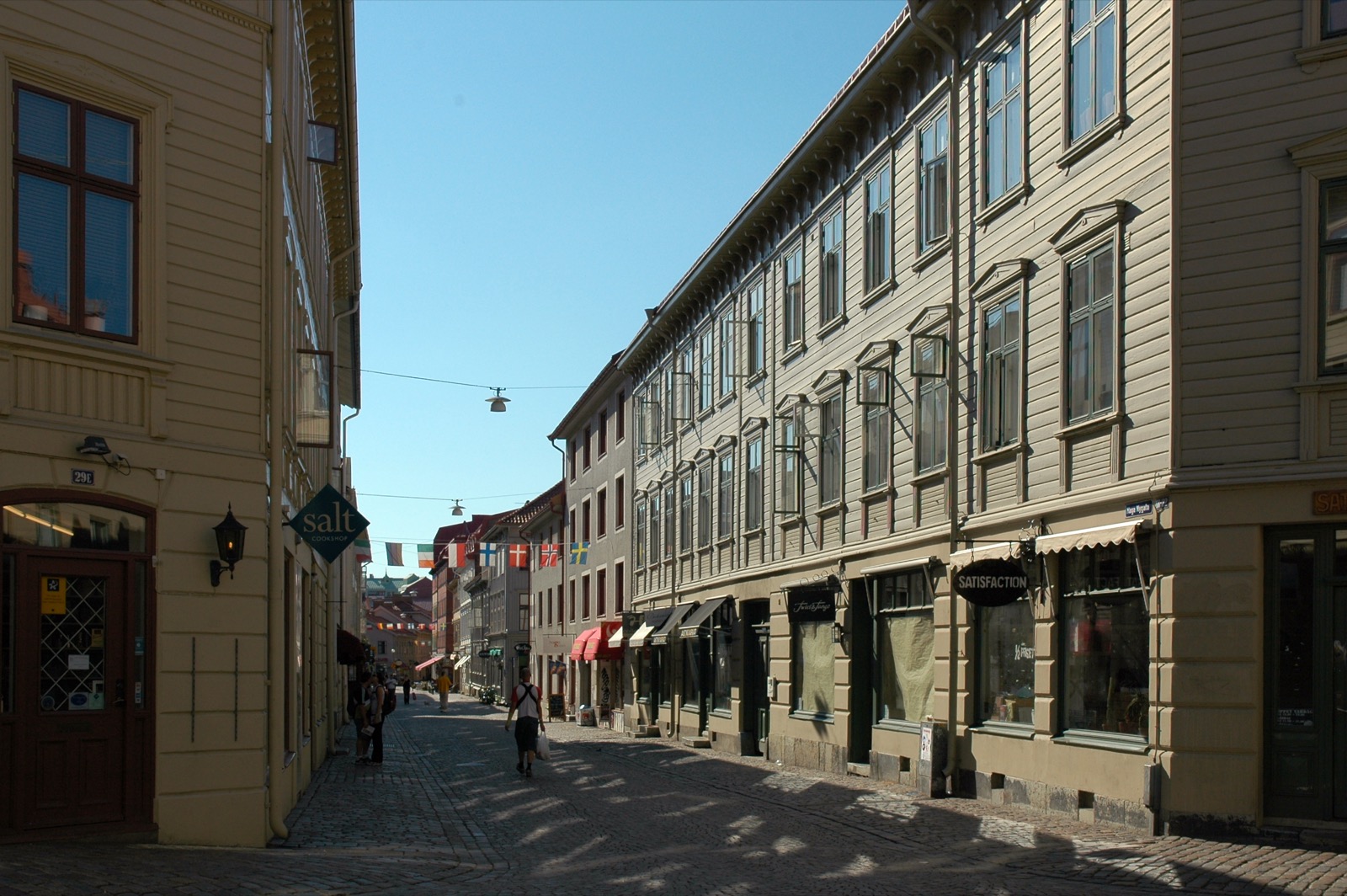 Trähusfasader och kullersten längs Haga Nygata i Göteborg.