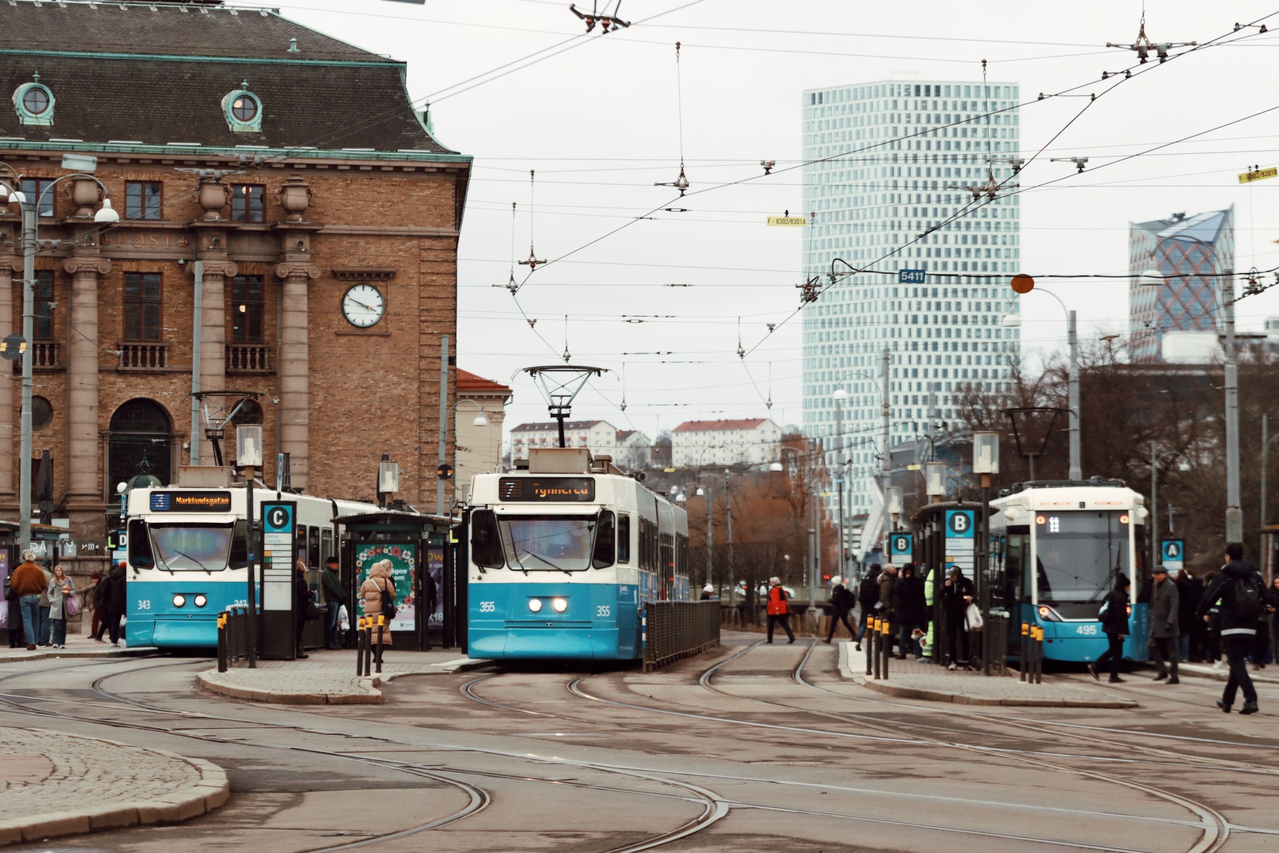 Blå spårvagnar vid hållplats Drottningtorget utanför Göteborgs centralstation