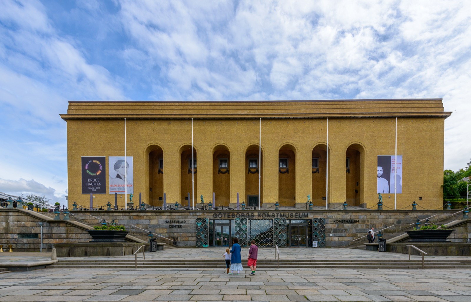 Göteborgs konstmuseums gula fasad vid Götaplatsen med besökare på trappan.