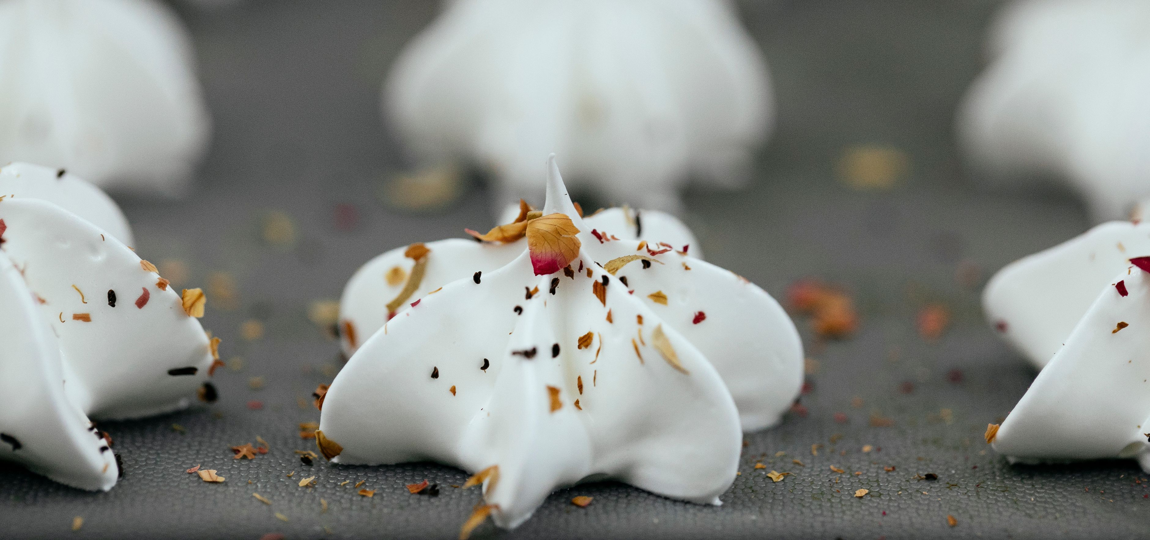 Styva vita marängtoppar av vispad aquafaba