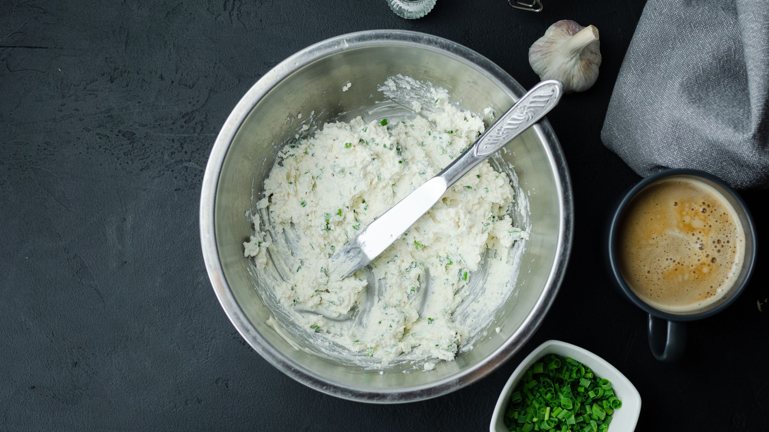 Krämig vegansk örtost i en skål, hemgjord på cashew med gräslök