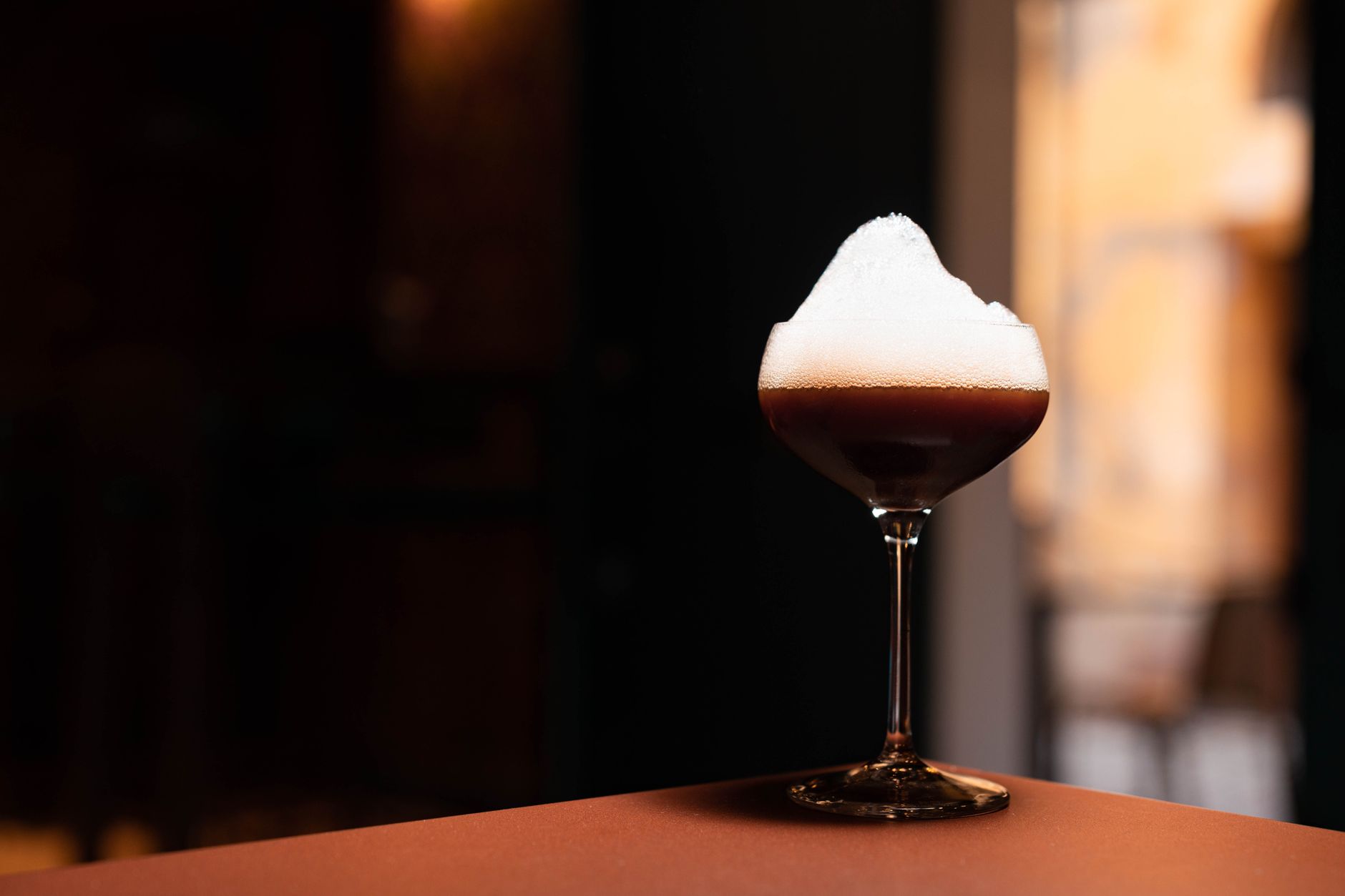 Cocktail med tjock vit skumkrona, veganskt cocktailskum av aquafaba
