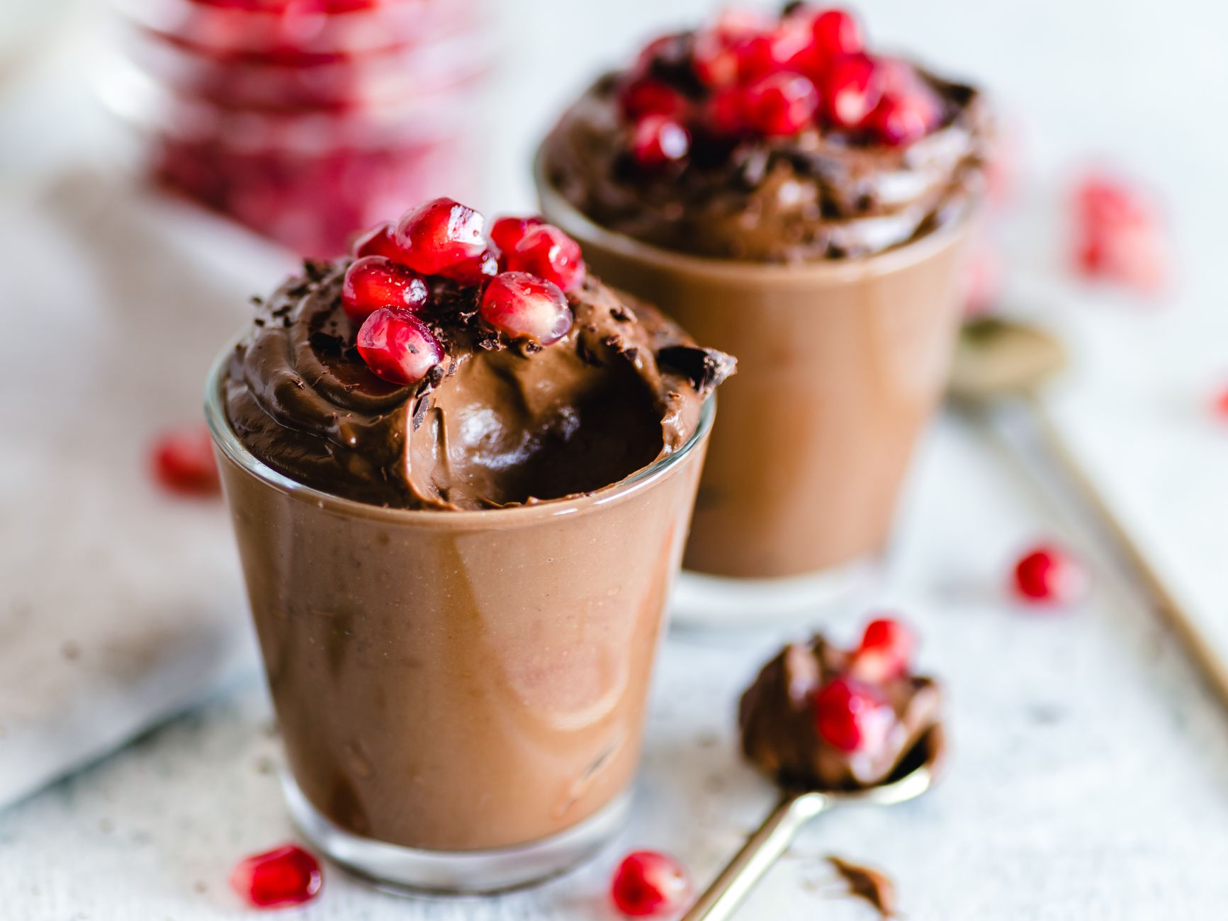 Chokladmousse av aquafaba i portionsglas toppad med granatapplekarnor