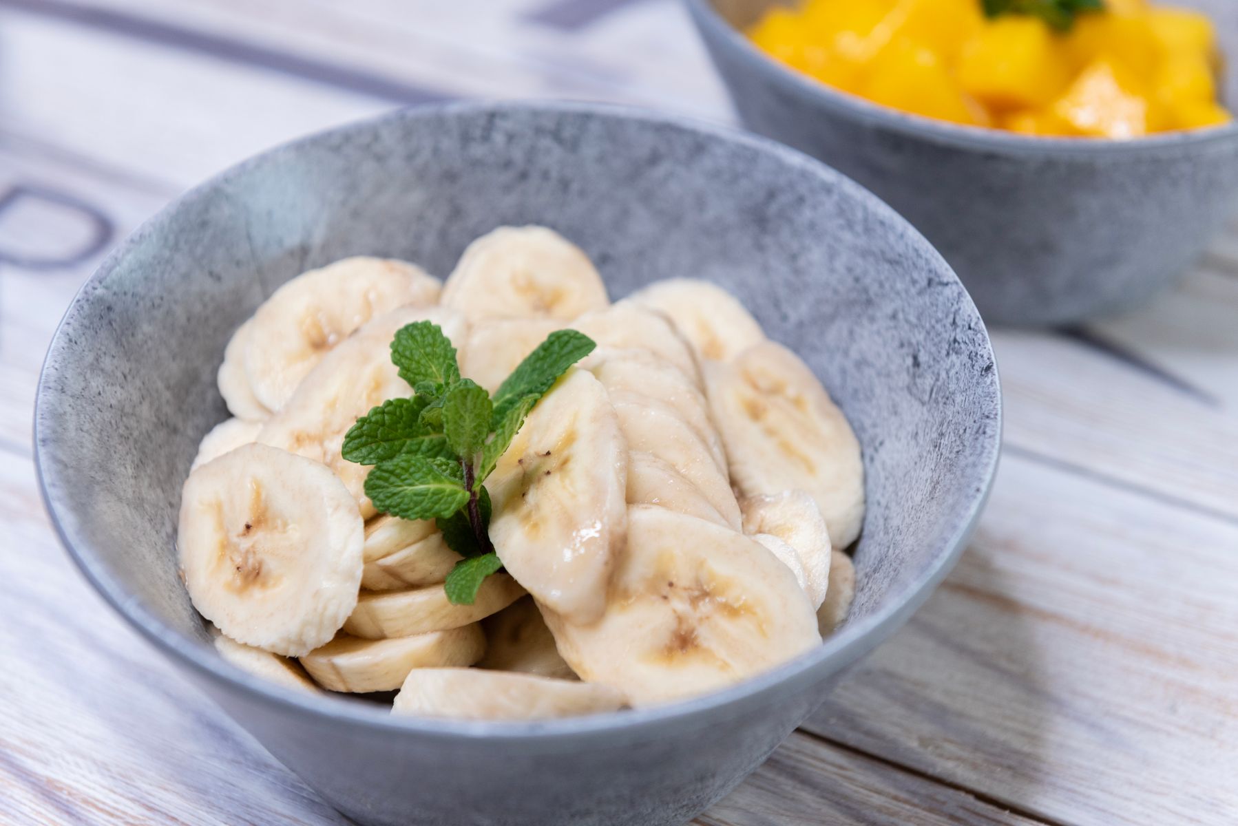 Skivade fasta bananer i en skål, redo att frysas och mixas till nicecream