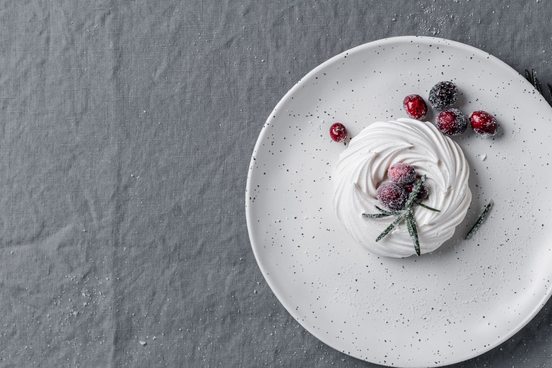 Vegansk marangbotten toppad med frostade tranbar, aquafaba-pavlova