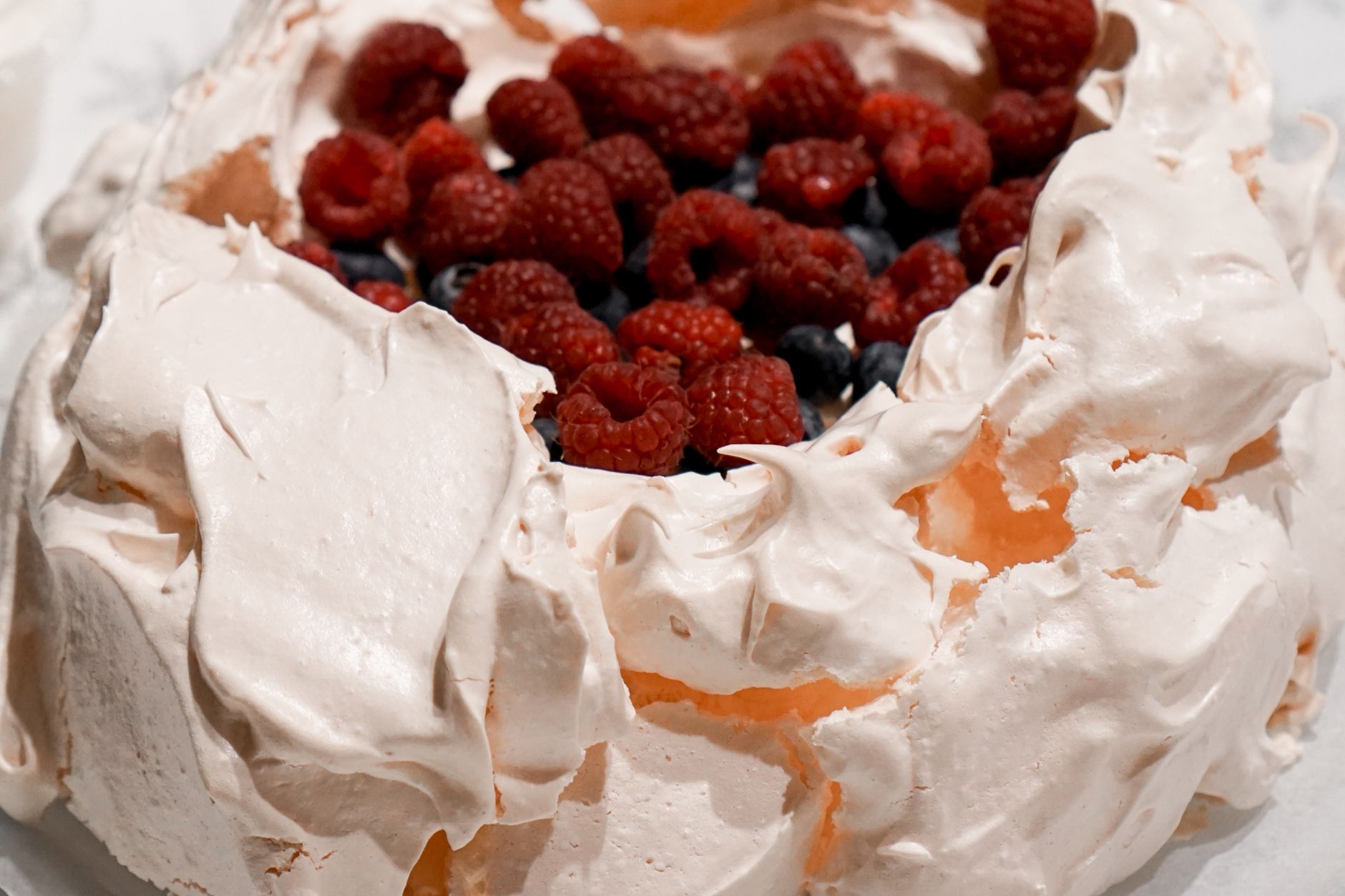 Vegansk pavlova med hallon och blabar, aquafaba-baserad efterratt