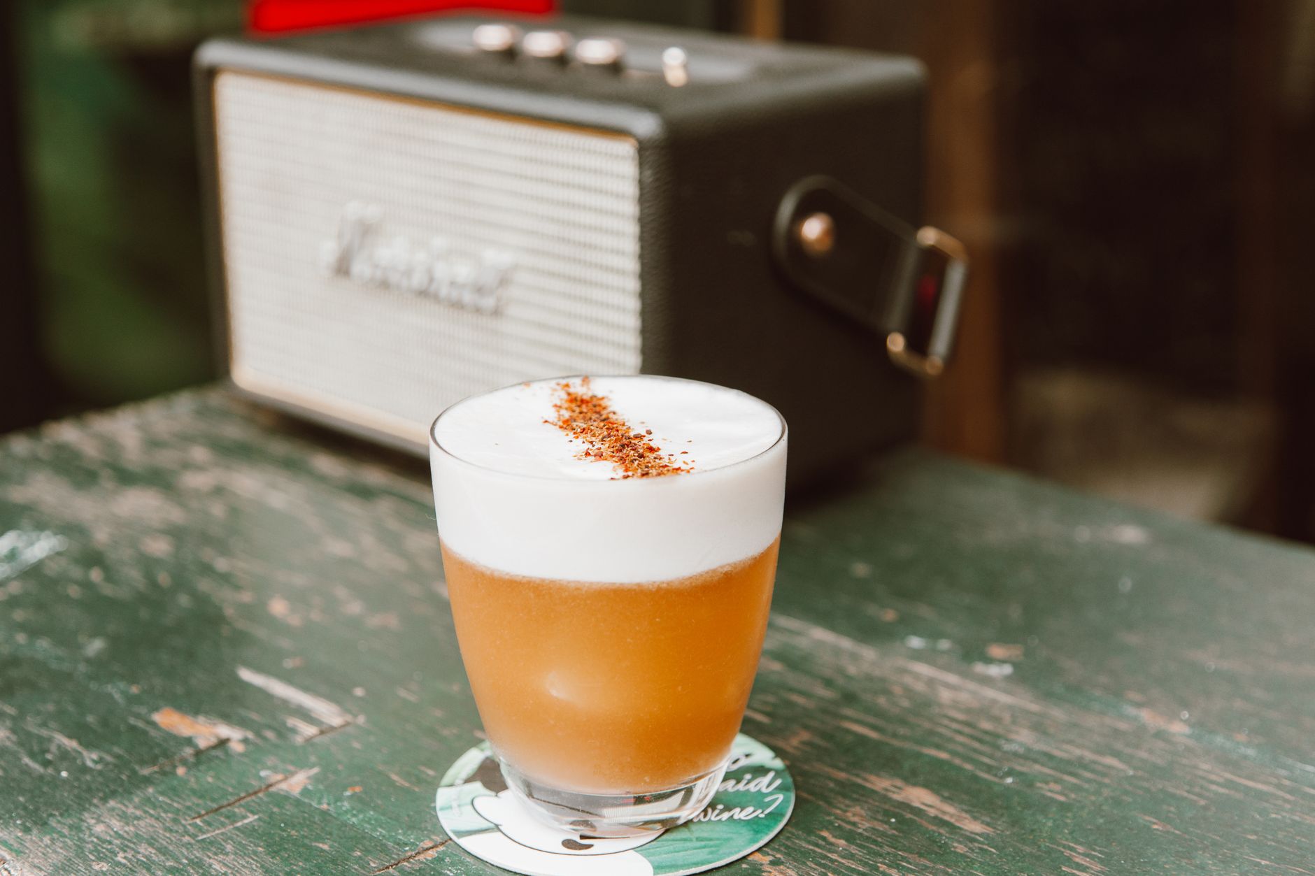 Whiskey sour med tjock vit skumkrona och kryddstänk