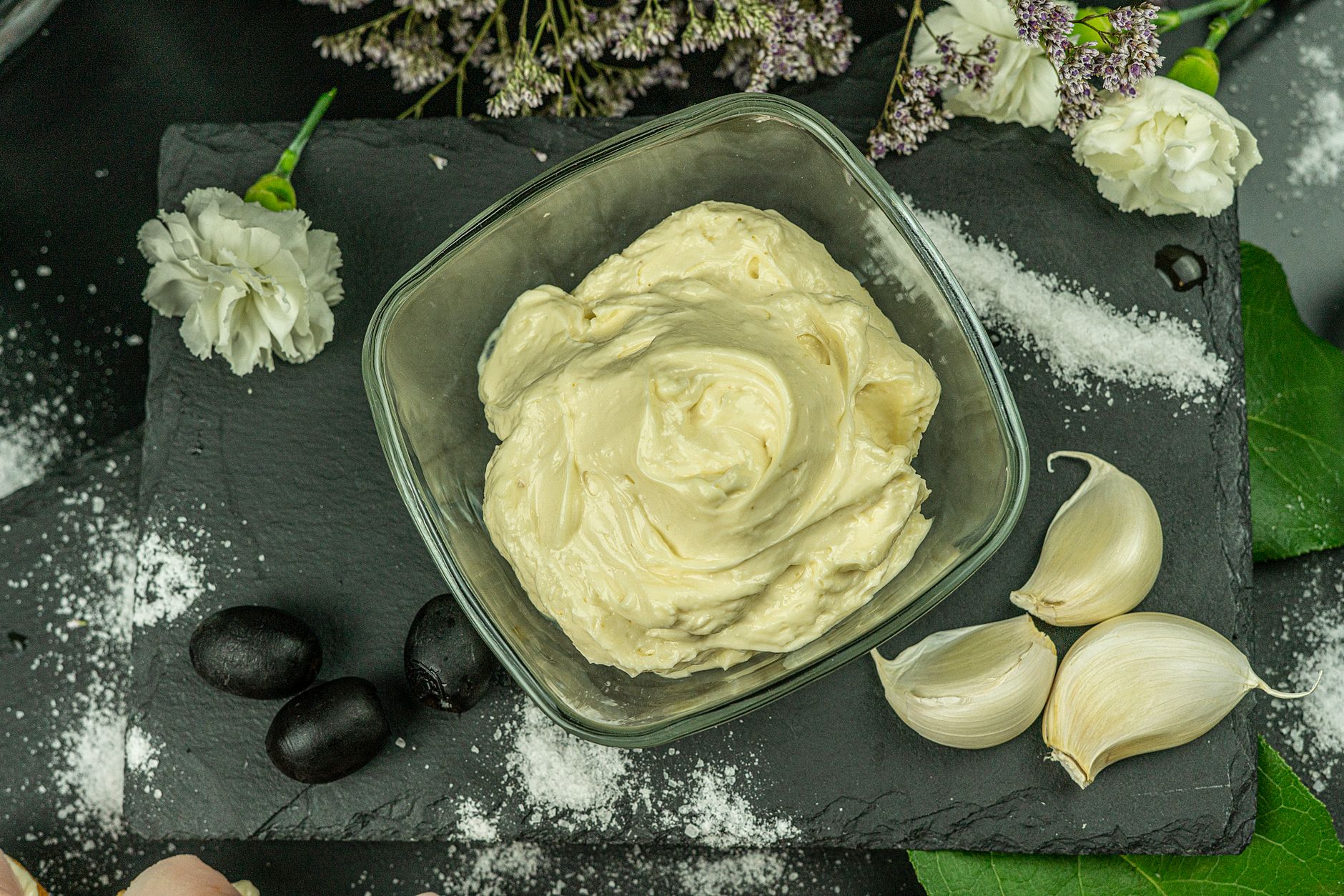 Krämig ljus vegansk majonnäs i skål gjord på aquafaba
