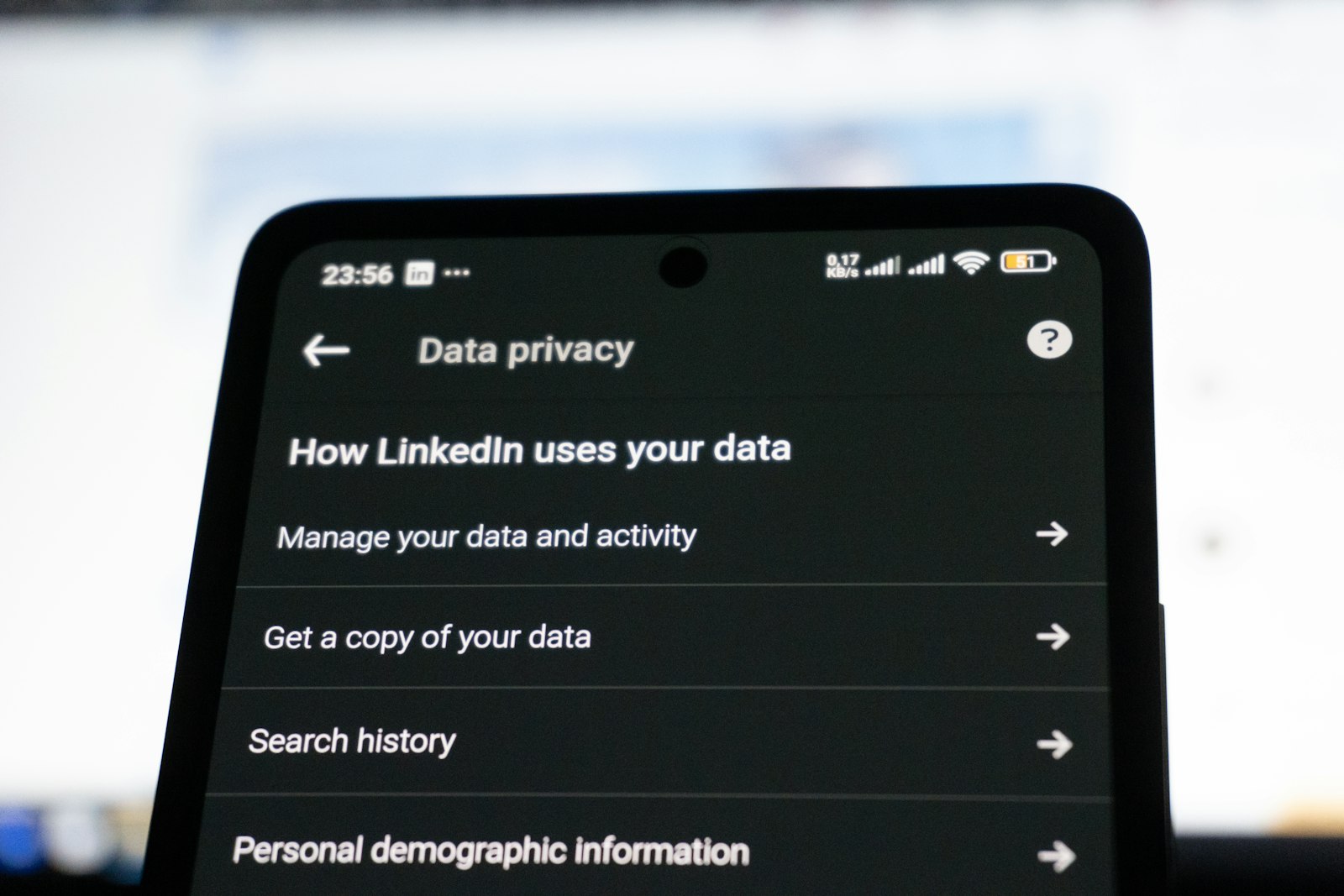Mobilskarm som visar installningar for dataintegritet och sokhistorik