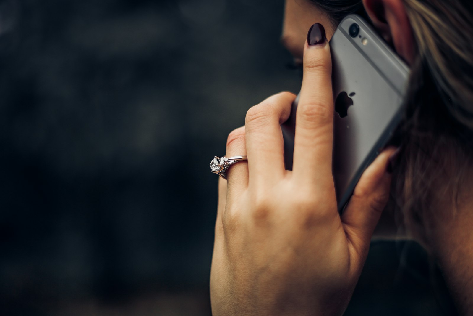 Kvinna håller en mobiltelefon mot örat under ett samtal