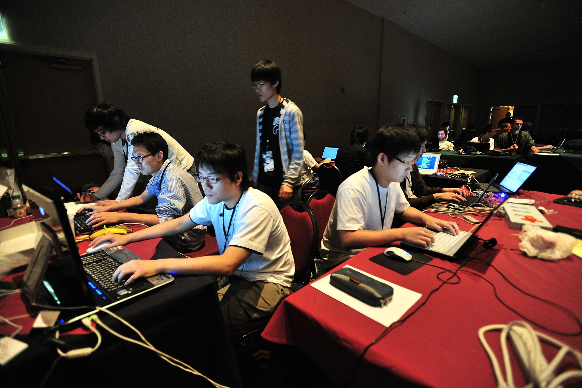 Deltagare i en CTF-tävling arbetar vid bärbara datorer på säkerhetskonferensen DEF CON 17