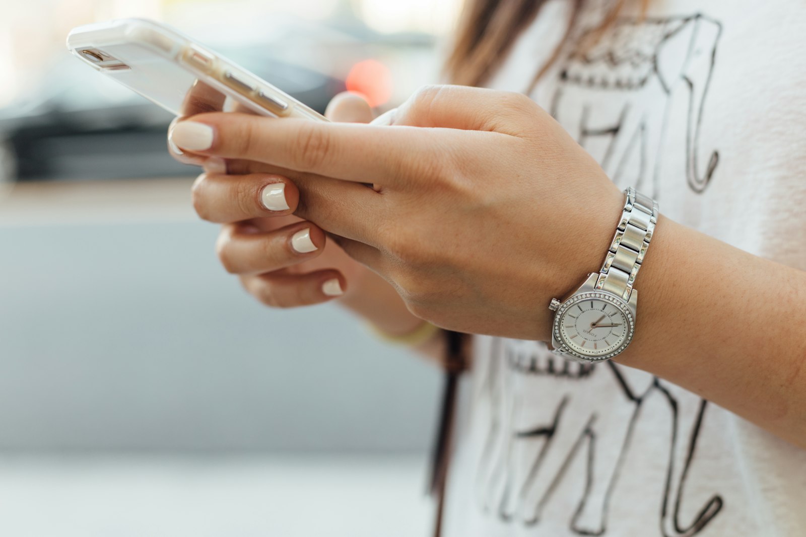 Händer som håller en mobiltelefon