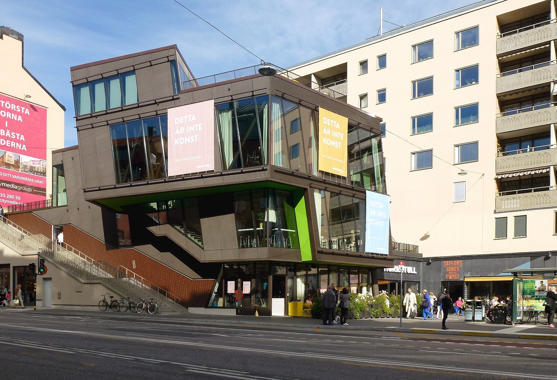 Butiksfasader i Hornstull Centrum längs Långholmsgatan