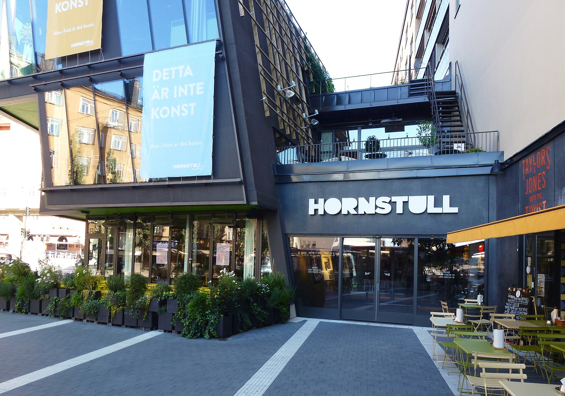 Torget vid Hornstull Centrum med skylten Hornstull över entrén