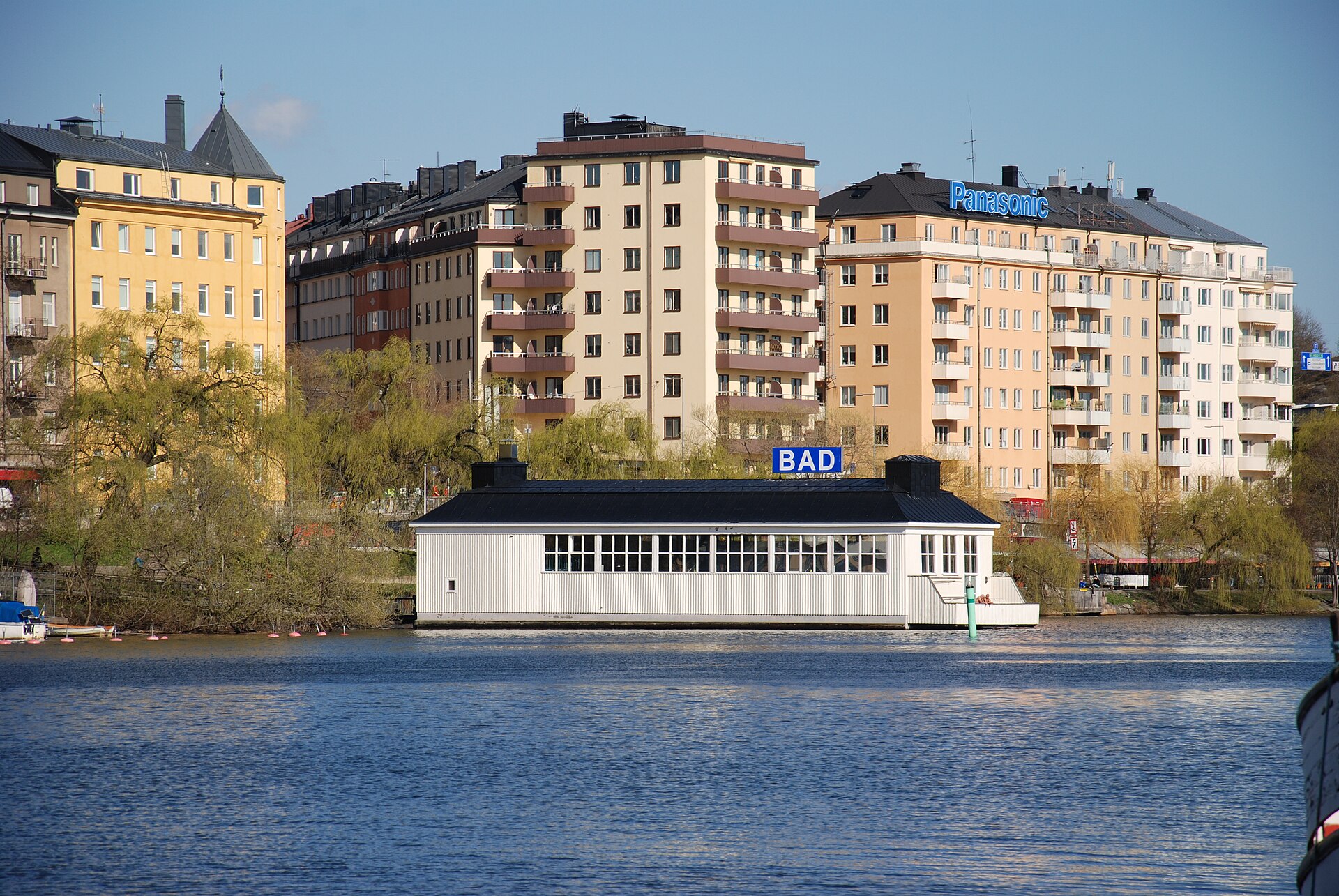 Pontonbadhuset Liljeholmsbadet förtöjt vid Hornstulls strand