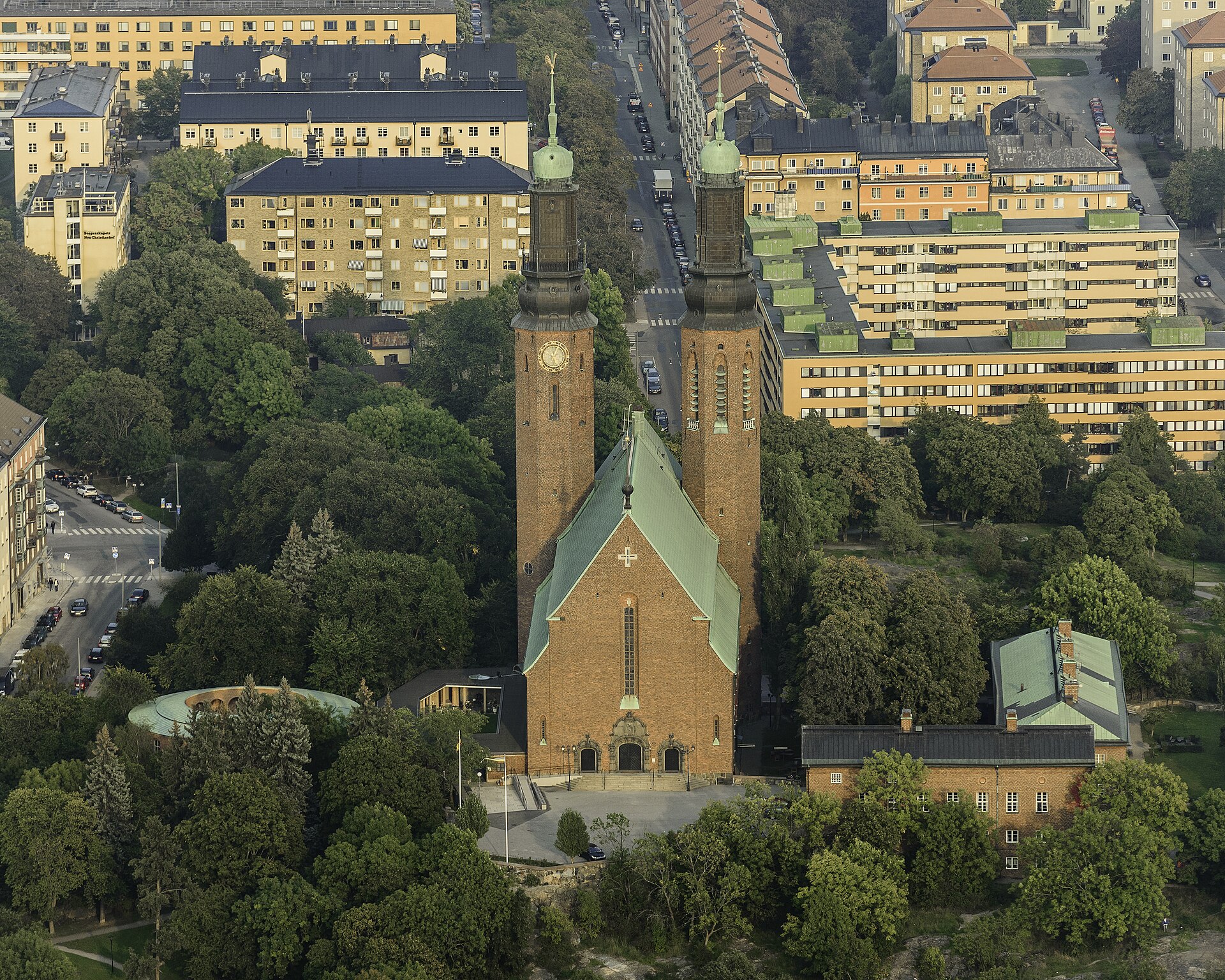 Högalidskyrkan på Södermalm med sina två höga tvillingtorn i mörkrött tegel