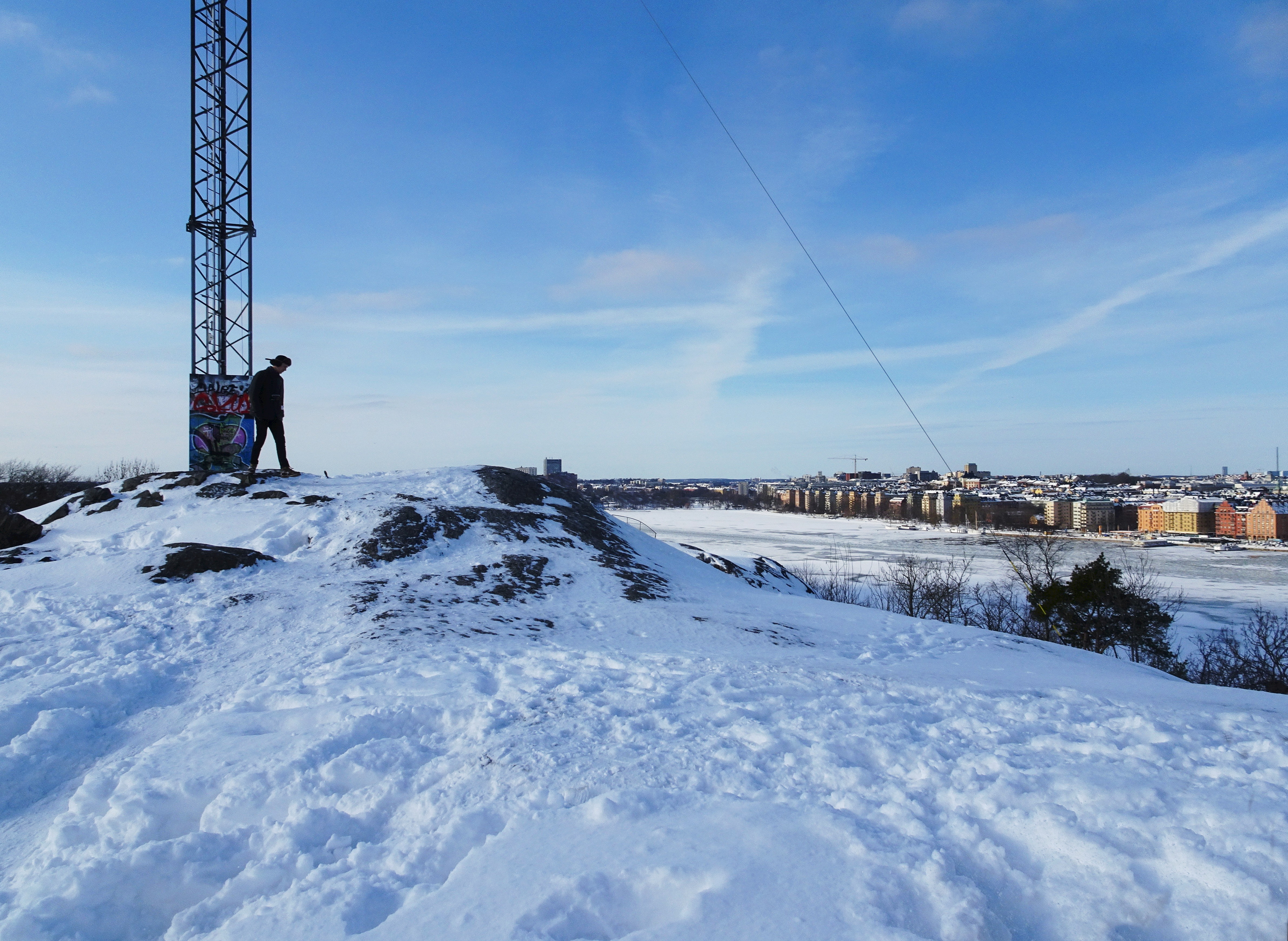 Radiomasten på krönet av Skinnarviksberget en vinterdag med snö