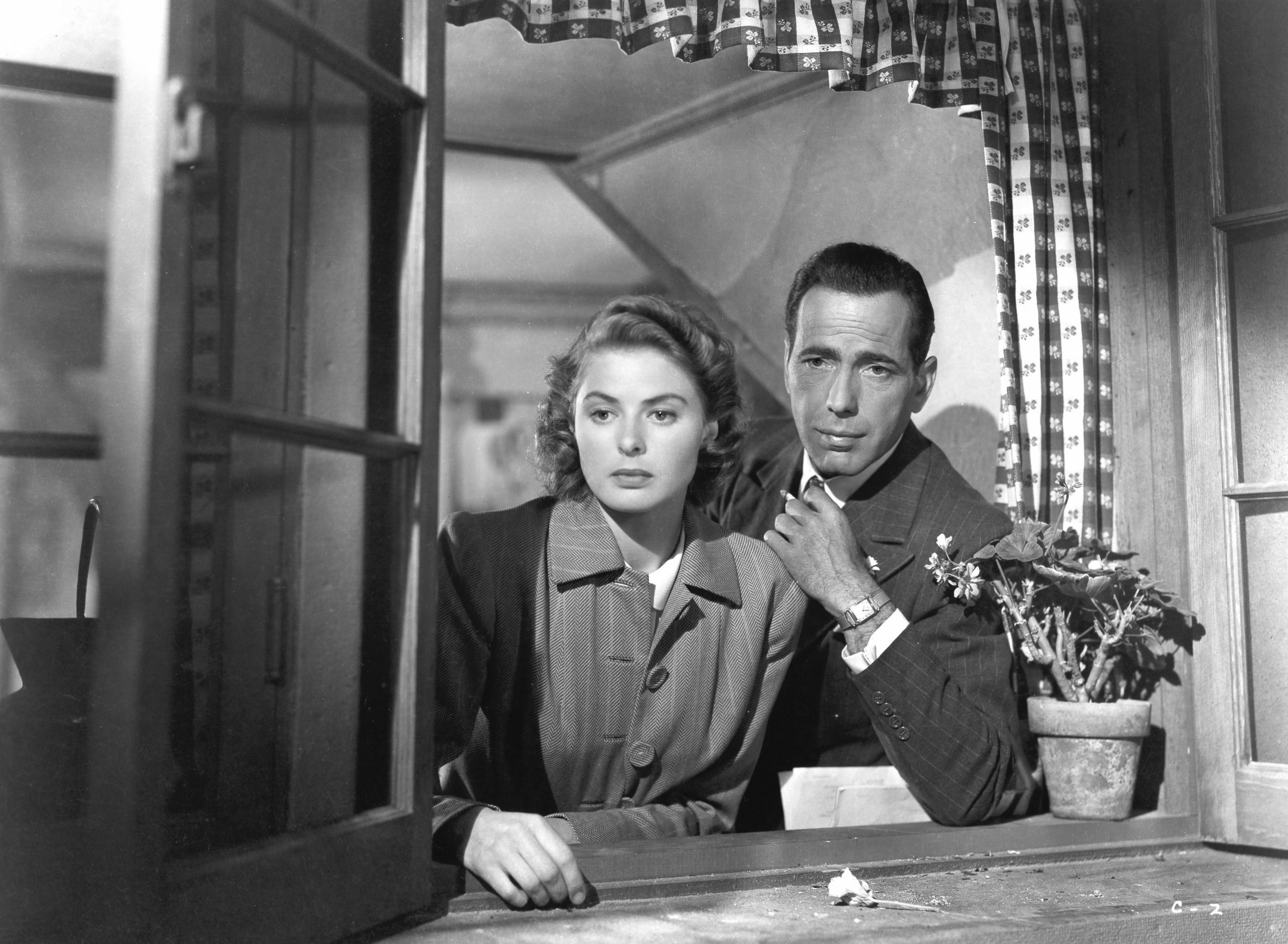 Humphrey Bogart som Rick och Ingrid Bergman som Ilsa i en nara scen ur Casablanca 1942
