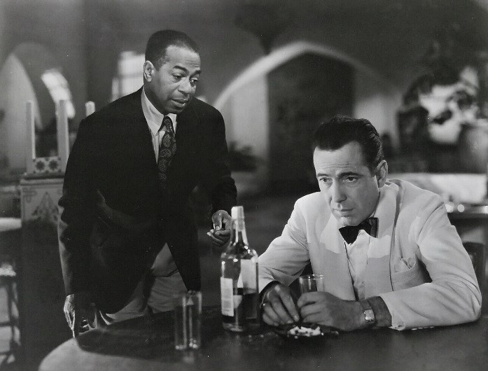 Dooley Wilson som pianisten Sam vid pianot bredvid Humphrey Bogart i Casablanca 1942