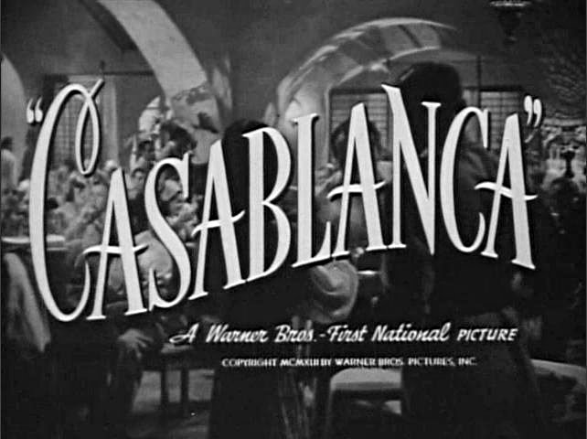 Titelskylten ur filmen Casablanca från 1942 med filmens namn över gästerna på Ricks kafé