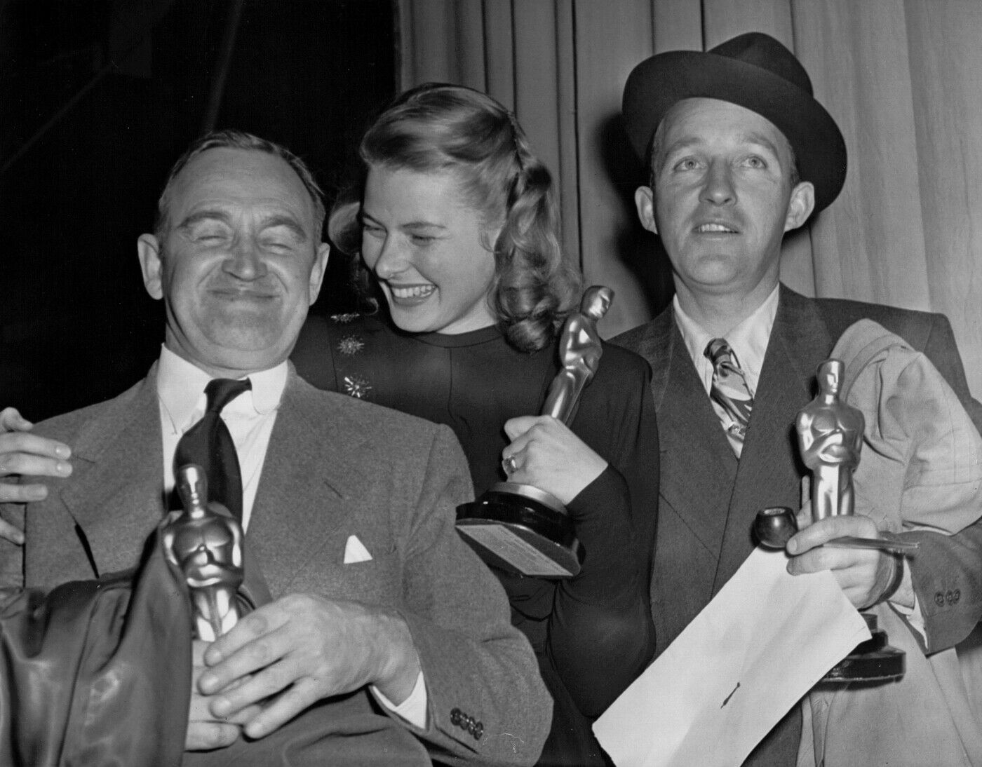 Barry Fitzgerald, Ingrid Bergman och Bing Crosby med sina statyetter vid sjuttonde Oscarsgalan 1945