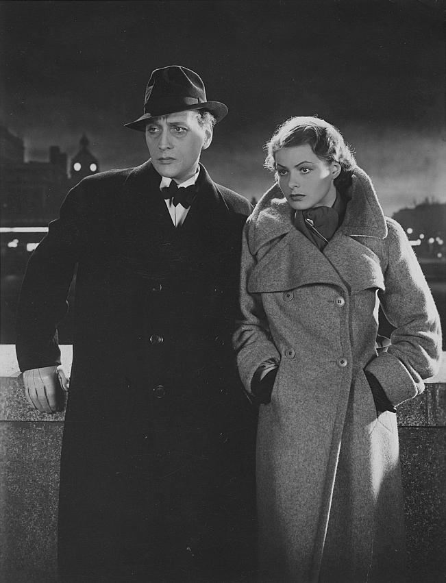 Ingrid Bergman och Gösta Ekman på en bro i Stockholm i filmen Intermezzo från 1936