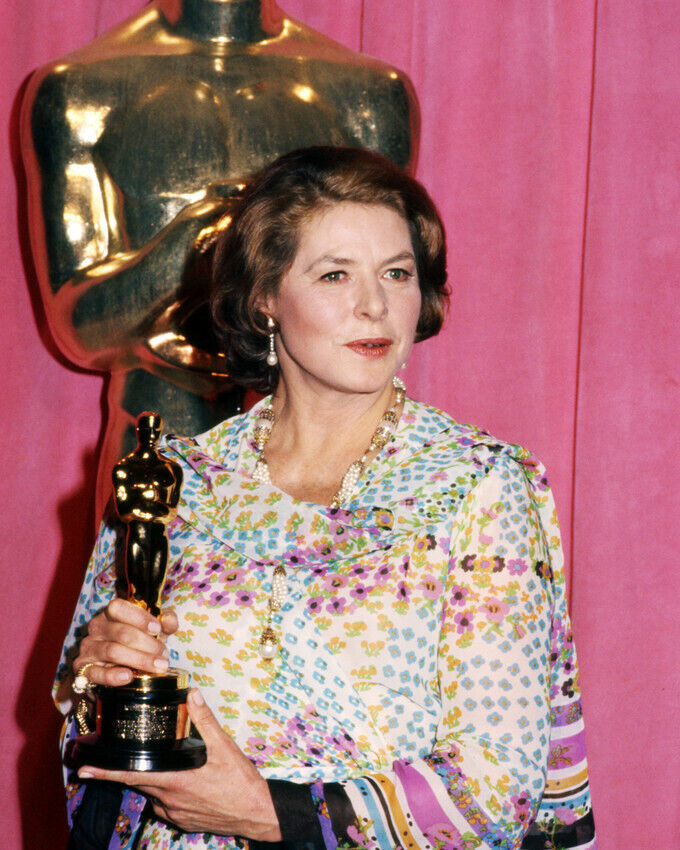 Ingrid Bergman med sin tredje Oscar framför en förgylld statyett vid fyrtiosjunde Oscarsgalan 1975