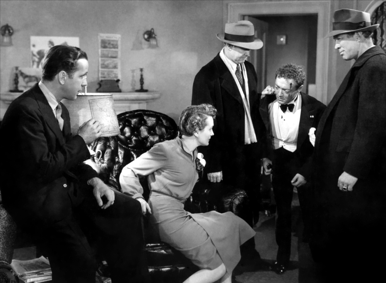 Humphrey Bogart, Mary Astor, Barton MacLane, Peter Lorre och Ward Bond i en scen ur The Maltese Falcon från 1941