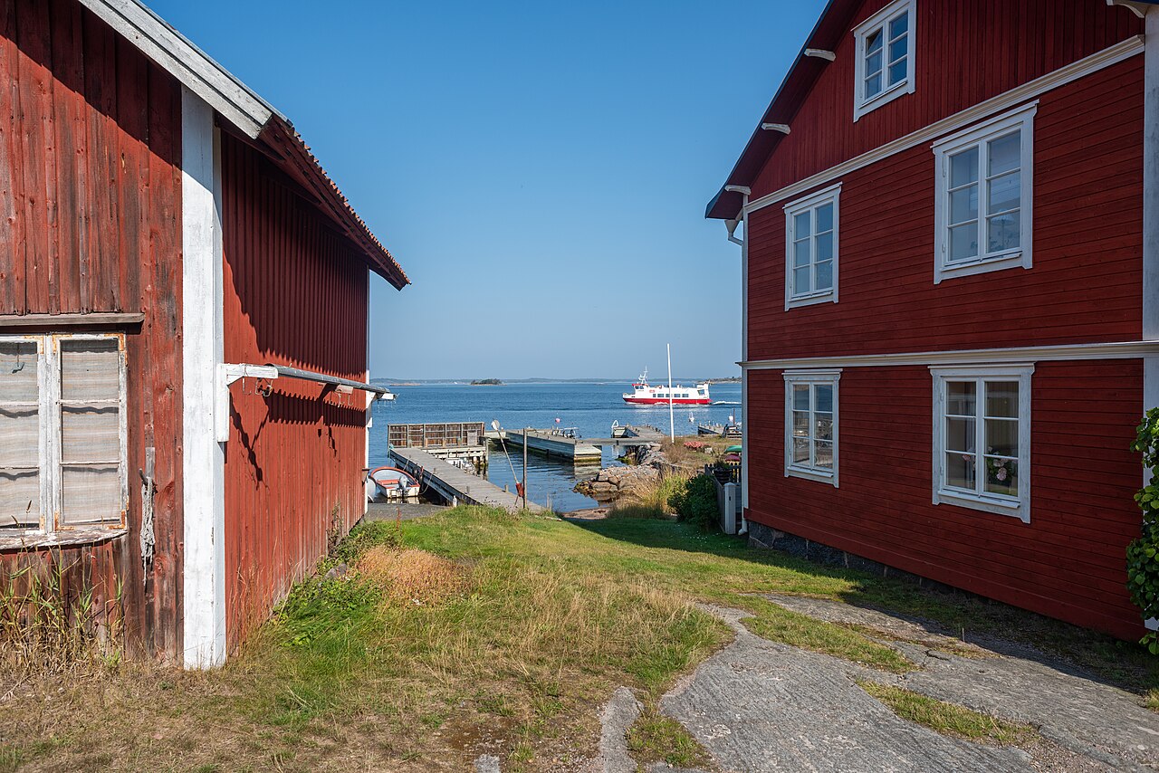 Röda hus vid vattnet på Sandhamn i Stockholms skärgård