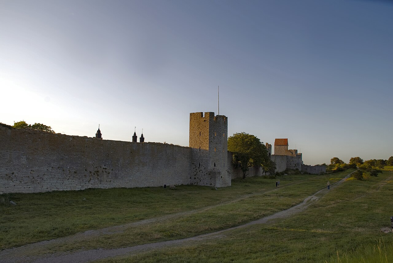 Visby medeltida ringmur på Gotland i kvällsljus