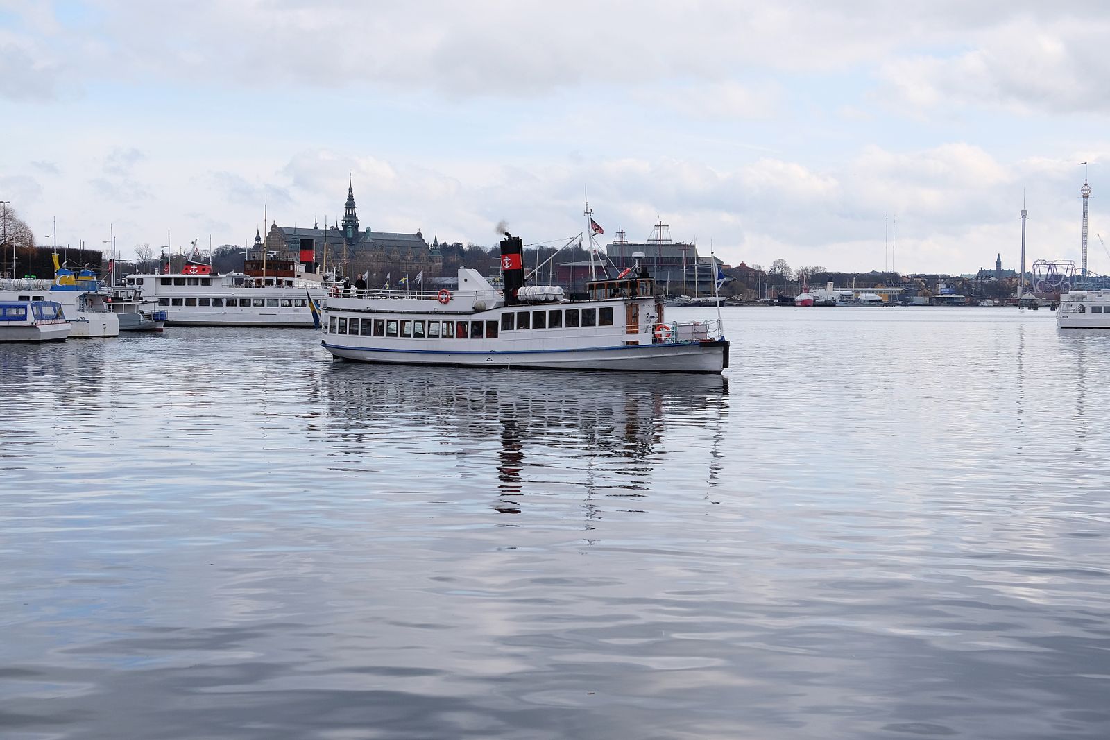 Vit skärgårdsbåt på vattnet i Stockholm