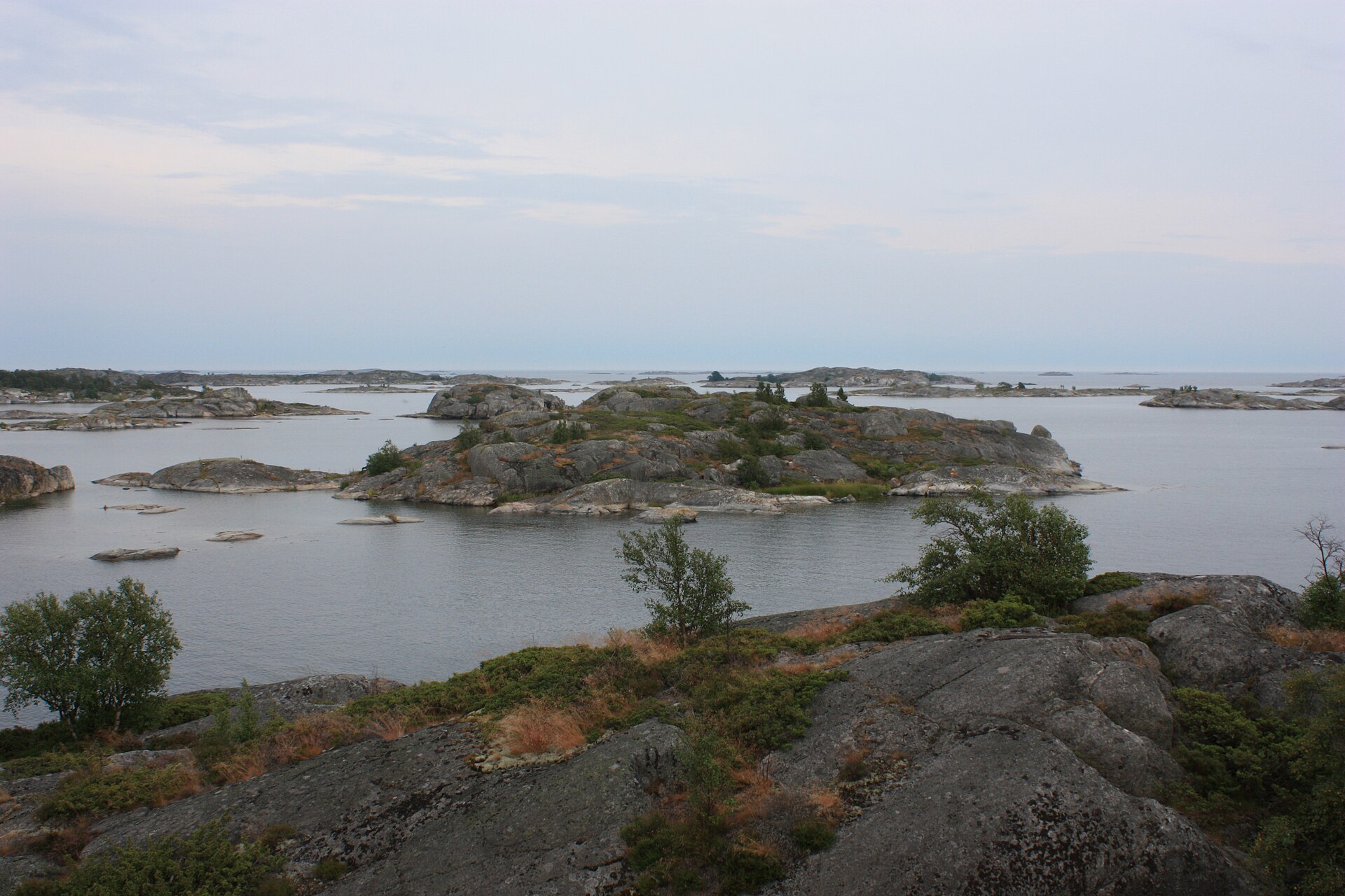 Små kala granitskär och holmar spridda över stilla vatten i Stora Nassa i Stockholms ytterskärgård