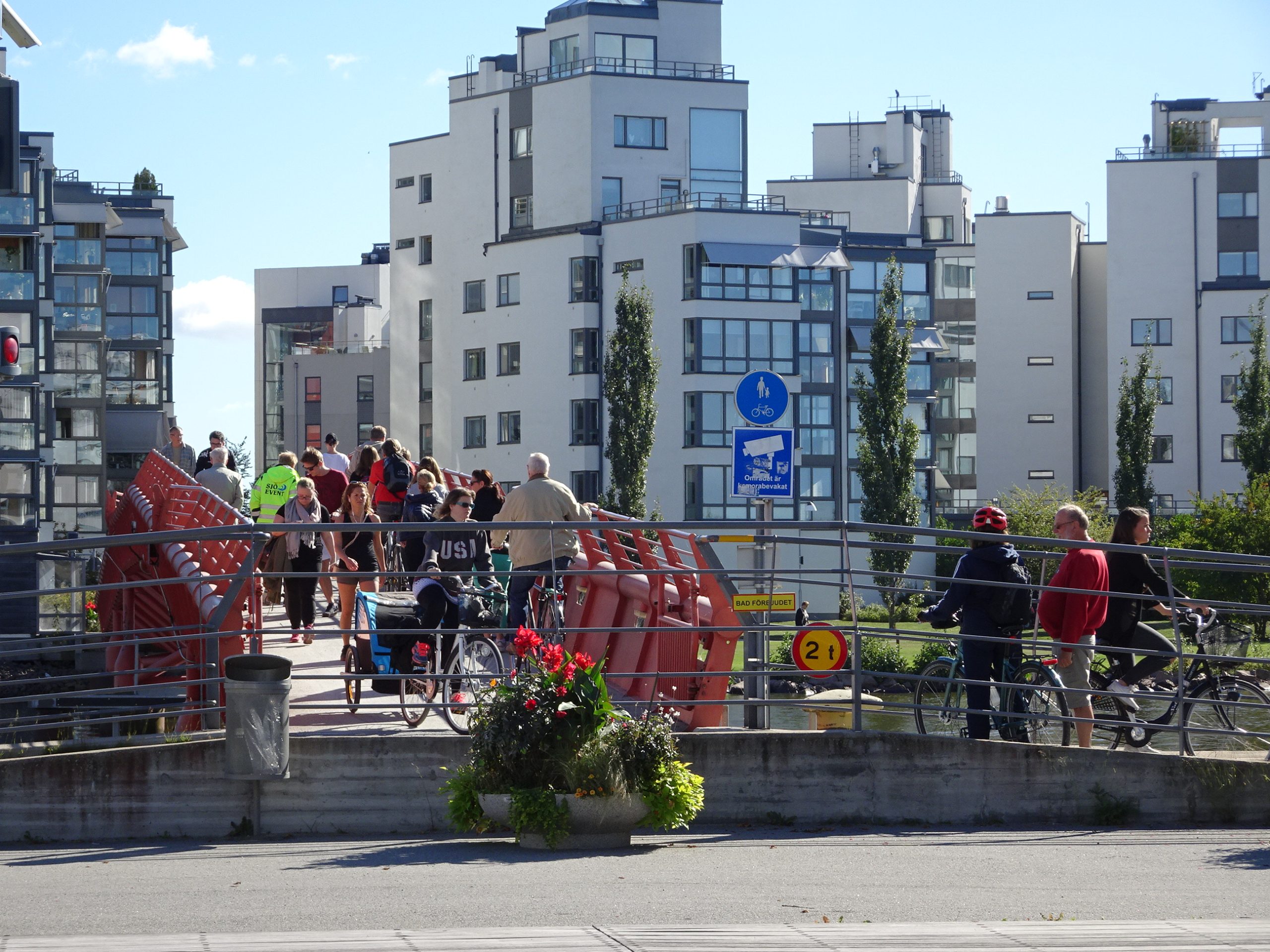 Cyklister och gående på cykelbron mellan Östra hamnen och Lillåudden i Västerås
