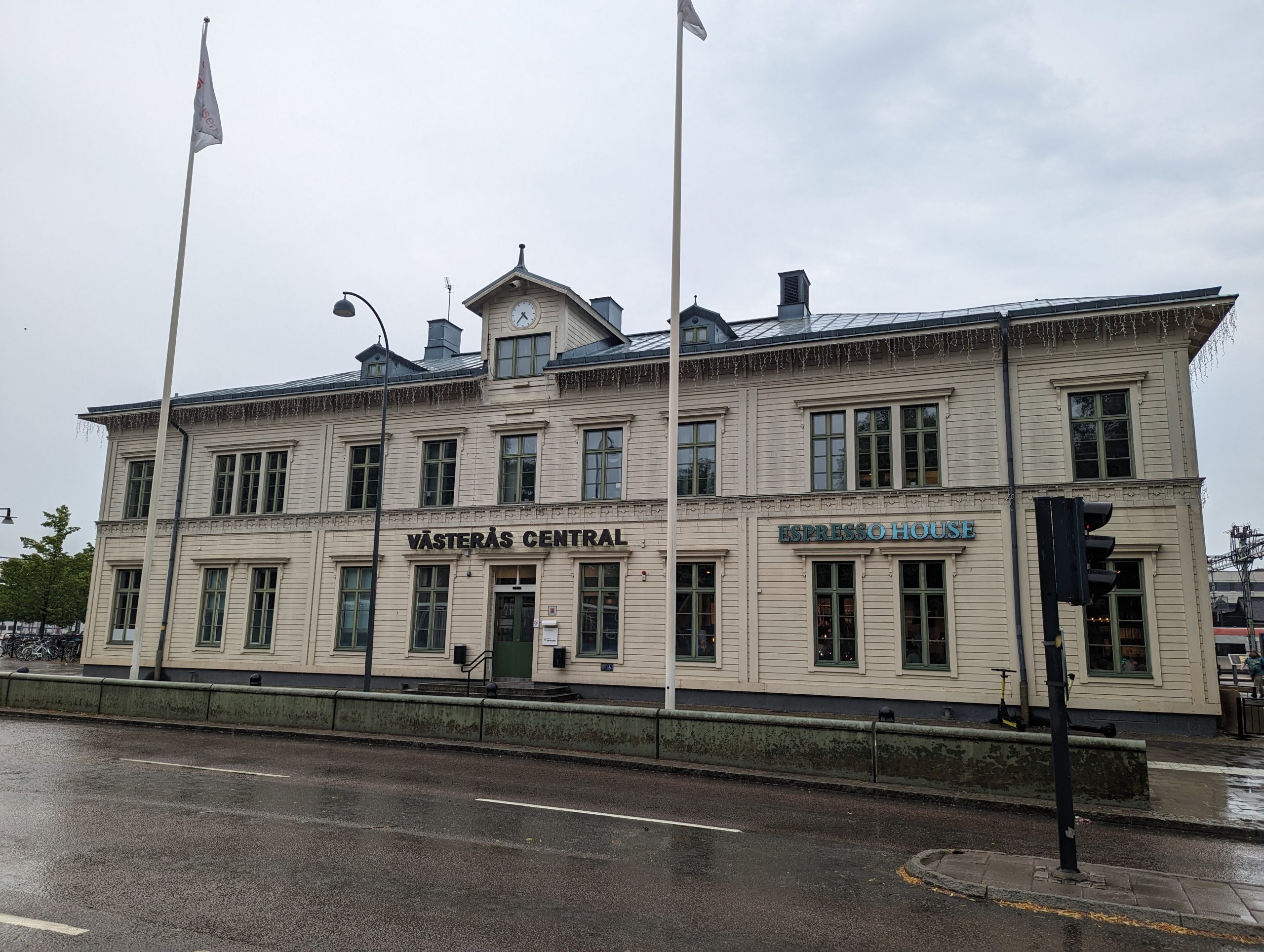 Stationshuset i Västerås med skylten Västerås Central på fasaden, sett från gatan