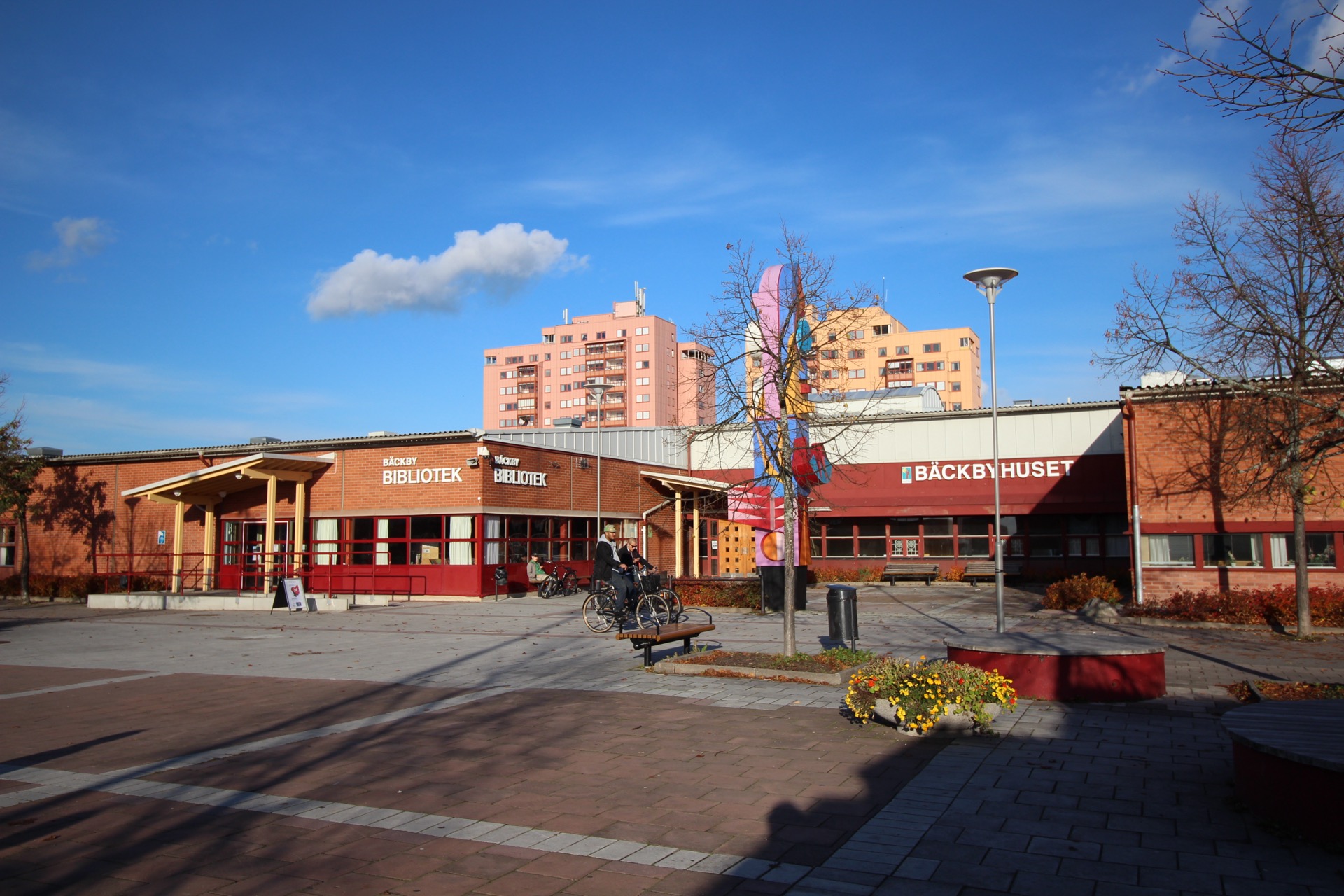Bäckbyhuset och Bäckby bibliotek vid Bäckby torg i Västerås