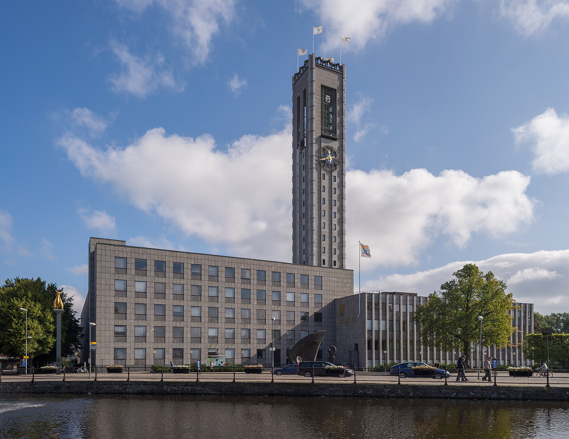 Västerås stadshus med klocktornet, sett från Svartån