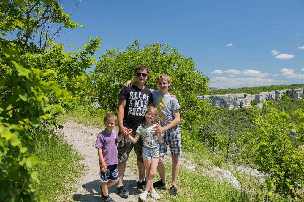 Familj vandrar i naturen