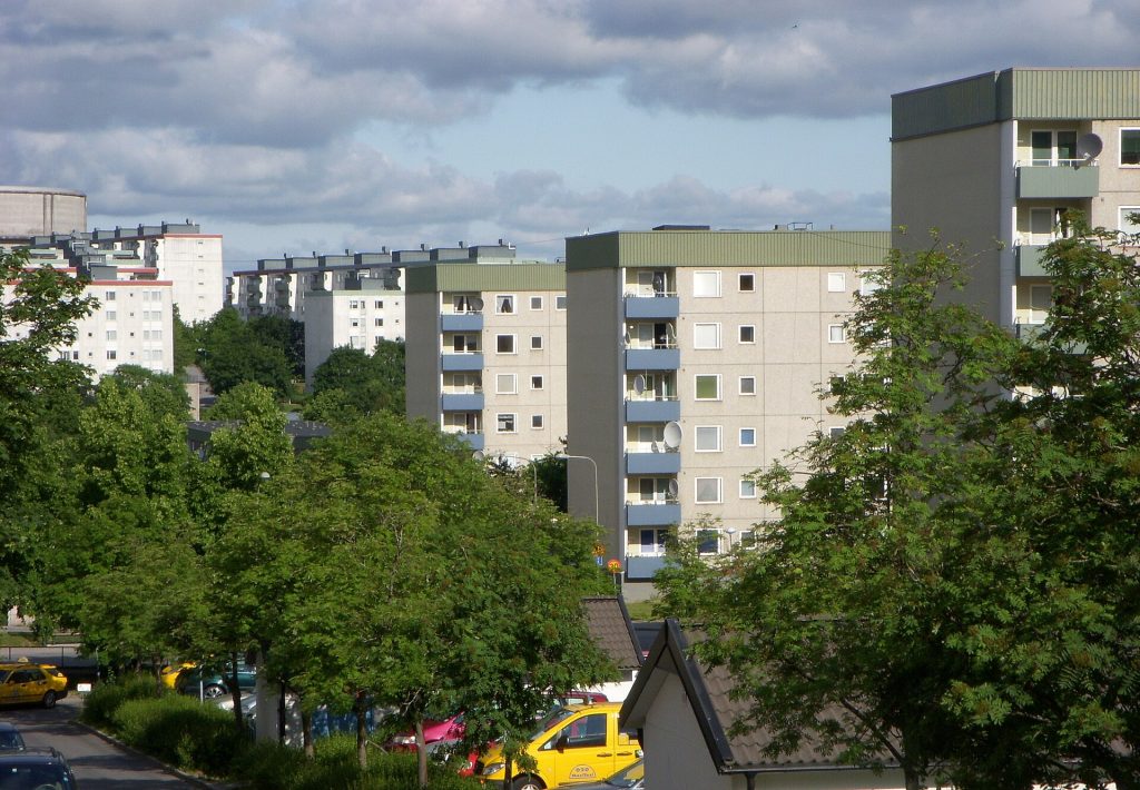 Flerbostadshus med balkonger i Tensta i Stockholm, byggda under miljonprogrammet